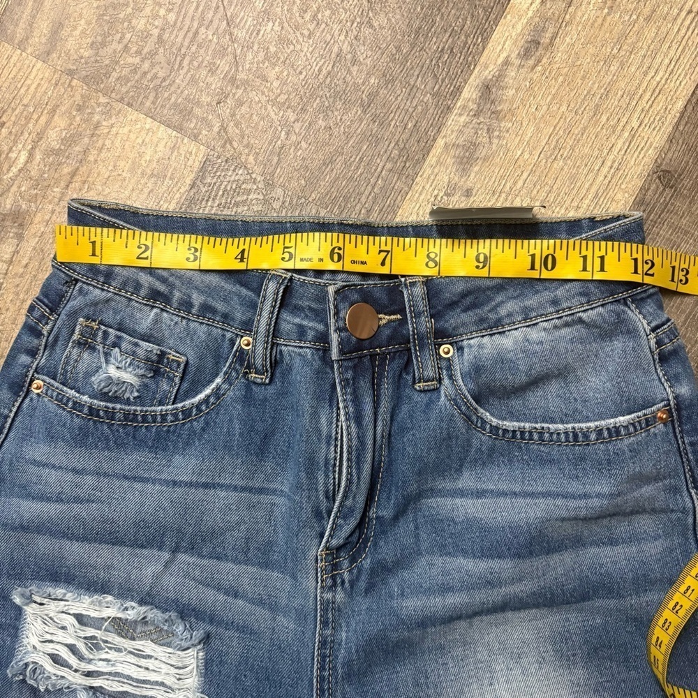 Fashion nova size 3 capri style distressed jeans - Picture 6 of 11